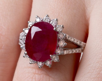 Bague de fiançailles rubis : or blanc 14 carats, halo de diamants