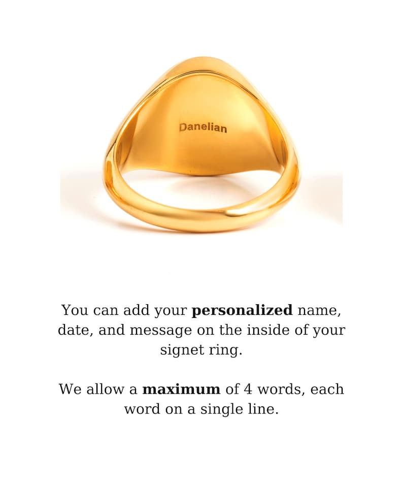 Puede incluir: Un anillo de sello dorado con una cara triangular. La palabra "Danelian" est&aacute; grabada en el interior del anillo. El texto de la imagen indica que puedes a&ntilde;adir un nombre, fecha y mensaje personalizados.