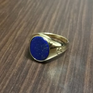 Bague lapis lazuli homme, chevalière personnalisée, bague en or pour homme, petit doigt, bague monogramme, bague lettre homme, gravure bague homme, cadeau pour lui image 3