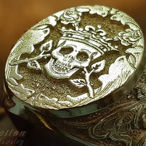 Anillo de calavera de oro macizo: Sello Memento Mori tallado a mano imagen 5