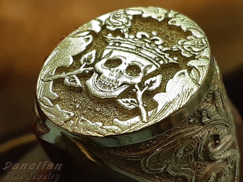 Anillo de calavera de oro macizo: Sello Memento Mori tallado a mano imagen 5