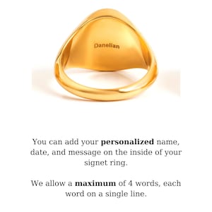 Peut inclure: Une bague signet en or avec un dessus lisse et arrondi. L'int&eacute;rieur de la bague est grav&eacute; du mot "Danelian". Vous pouvez ajouter votre nom, date et message personnalis&eacute;s &agrave; l'int&eacute;rieur de votre bague signet. Nous autorisons un maximum de 4 mots, chaque mot sur une seule ligne.