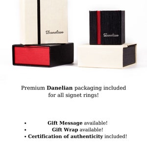 Peut inclure: Deux bo&icirc;tes cadeaux noires et rouges avec le mot "Danelian" imprim&eacute; dessus. Les bo&icirc;tes sont sur une surface blanche. Le texte "Emballage Danelian premium inclus pour toutes les bagues signet !" est imprim&eacute; sous les bo&icirc;tes. Le texte "Message cadeau disponible ! Emballage cadeau disponible ! Certificat d'authenticit&eacute; inclus !" est imprim&eacute; sous le texte.