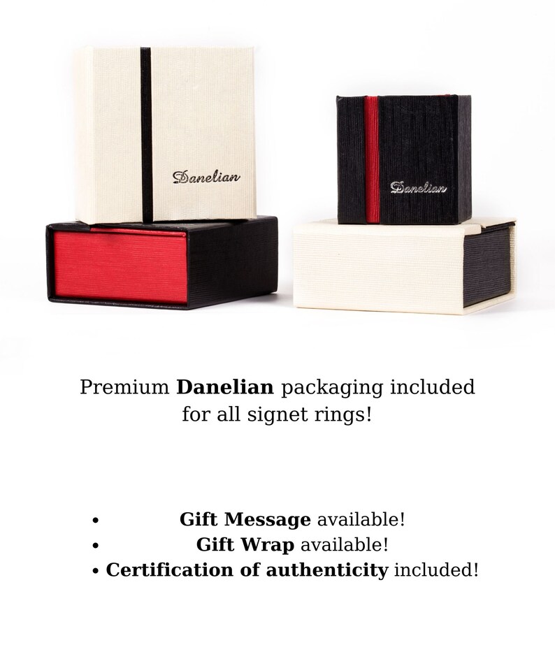 Peut inclure: Deux bo&icirc;tes cadeaux noires et rouges avec le mot "Danelian" imprim&eacute; dessus. Les bo&icirc;tes sont sur une surface blanche. Le texte "Emballage Danelian premium inclus pour toutes les bagues signet !" est imprim&eacute; sous les bo&icirc;tes. Le texte "Message cadeau disponible ! Emballage cadeau disponible ! Certificat d'authenticit&eacute; inclus !" est imprim&eacute; sous le texte.