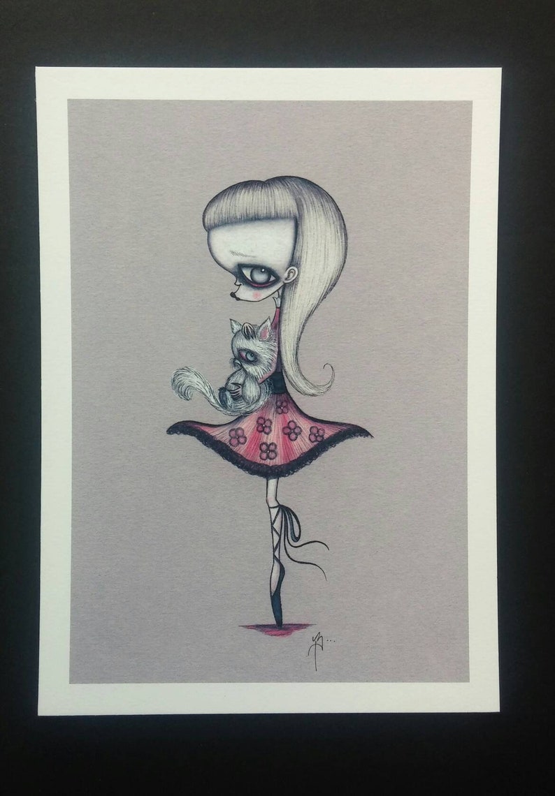 Pu&ograve; includere: Un'illustrazione in bianco e nero di una ragazza con un vestito rosa che tiene un gatto bianco tra le braccia. La ragazza &egrave; in piedi su una gamba con l'altra gamba estesa dietro di lei. Lo sfondo &egrave; grigio chiaro.