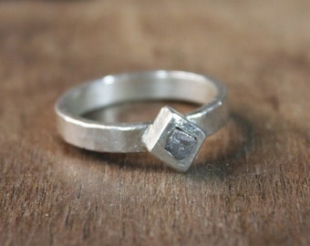 Anillo diamante en bruto "Rombo" en plata 925ml. Anillo de compromiso. Alianza. Textura antigua. Hecho a mano