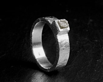 Anel Diamante em bruto, em prata 925ml. Anel de compromisso. Aliança. Textura antiga. Hecho a mano