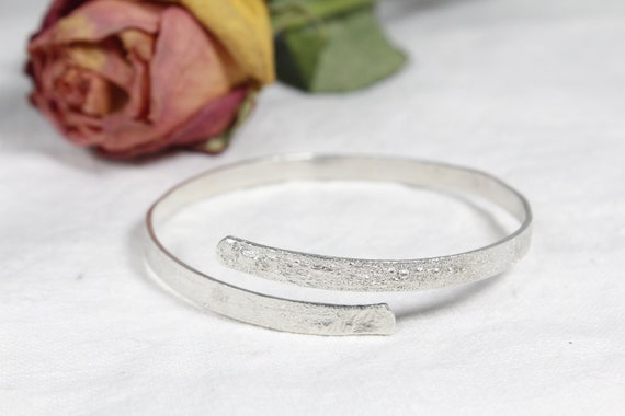 Brazalete textura lunar, hecho a mano en plata 925ml. Pulsera minimalista ajustable. Joyeria artesanal