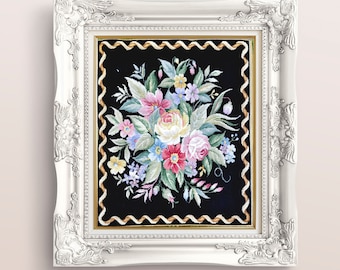 Op de afbeelding: Een wit, versierd frame met een zwarte achtergrond en een kleurrijk bloemenborduurwerk. Het borduurwerk bevat een verscheidenheid aan bloemen, waaronder rozen, madeliefjes en lelies.