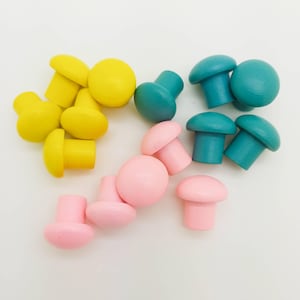 Peut inclure: Ensemble de boutons en bois en forme de champignon, jaunes, turquoise et roses. Ces boutons décoratifs sont parfaits pour ajouter une touche fantaisiste aux meubles ou aux projets d'artisanat. Les boutons sont en bois et peints en couleurs unies.