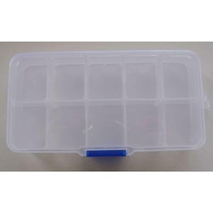 Puede incluir: Una caja organizadora de plástico transparente con diez compartimentos. La caja rectangular tiene un pestillo azul y está diseñada para guardar objetos pequeños. Los divisores crean secciones separadas para la organización.