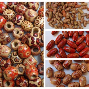 Pode incluir: Conjunto de contas de madeira com vários padrões e cores, incluindo vermelho, laranja, marrom e branco. As contas são de forma oval e redonda.