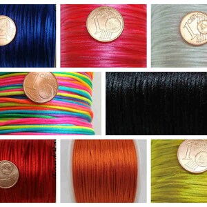 Puede incluir: Primer plano de carretes de cordón encerado de colores, cada uno con una moneda de 1 euro para la escala. Los colores incluyen azul, rojo, blanco, negro, arcoíris, naranja y amarillo.