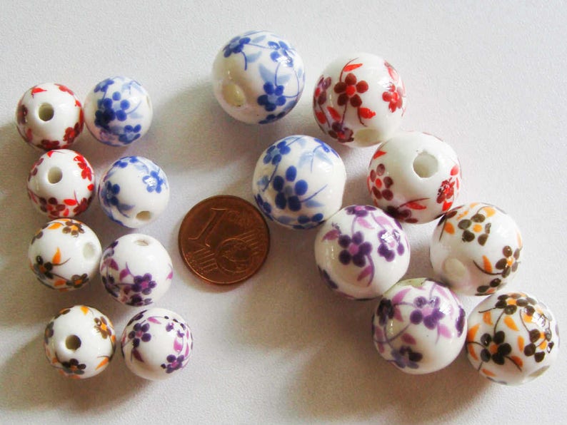 10 Perles Rondes Porcelaine fond Blanc Fleurs Bleu Marron Rose Rouge Vert ou Violet dia 6 à 16mm DIY création bijoux image 2