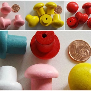 Peut inclure: Assortiment de boutons en bois en forme de champignon de différentes couleurs : rose, jaune, rouge, bleu et blanc. Les boutons mesurent environ 2,5 cm de diamètre.