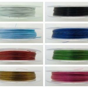 Op de afbeelding: Een verzameling van acht spoelen koord in verschillende kleuren. De kleuren zijn zilver, zwart, lichtblauw, donkerblauw, rood, groen, goud en roze. Elke spoel is transparant en bevat een strak opgerold koord.
