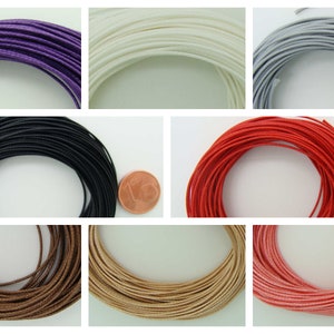Peut inclure: Une collection de 10 bobines de cordon de coton ciré de différentes couleurs, dont le violet, le blanc, le gris, le noir, le rouge, le marron, le beige et le rose. Chaque bobine mesure environ 100 mètres de long et 1 mm d'épaisseur.