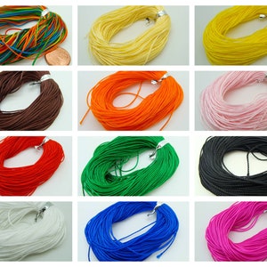 Può includere: Assortimento di 12 bobine di cordoncino di cotone cerato in vari colori, tra cui rosso, arancione, giallo, verde, blu, bianco, nero, marrone, rosa e una bobina multicolore. Ogni bobina è lunga circa 91 metri.