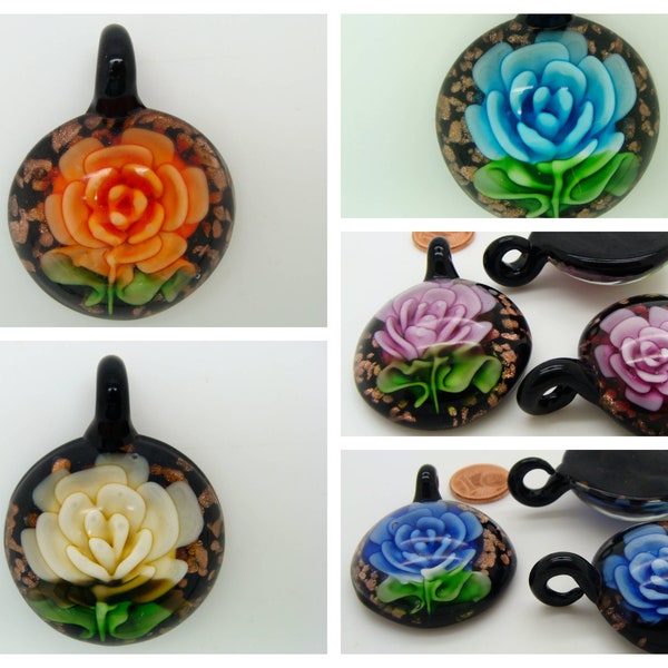 Pendentif Rond noir bombé fleur rose avec tige et 2 feuilles couleur au choix 46mm en verre création bijoux