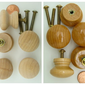 Peut inclure: Un ensemble de huit boutons en bois avec une finition naturelle. Les boutons sont ronds et ont une surface lisse. Ils sont livrés avec des vis pour l'installation.