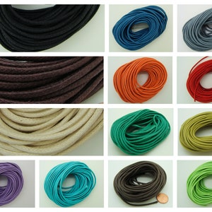Pode incluir: Conjunto de 12 carretéis de cordão de algodão encerado em várias cores, incluindo preto, castanho, bege, azul, cinzento, laranja, vermelho, verde, roxo, turquesa, castanho escuro e verde limão.
