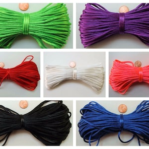 Può includere: Assortimento di 10 colori di cordoncino di cotone cerato, ogni colore è mostrato in un'immagine separata. Il cordoncino è legato a forma di fiocco e ha uno spessore di circa 1 mm.