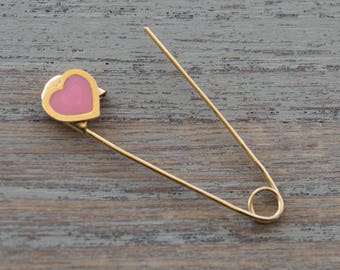 Broche épingle à nourrice dorée avec coeur en émail rose, bijoux cadeau baby shower