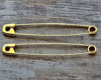 Boucles d'oreilles en or avec épingles à nourrice : bijoux tendance minimalistes