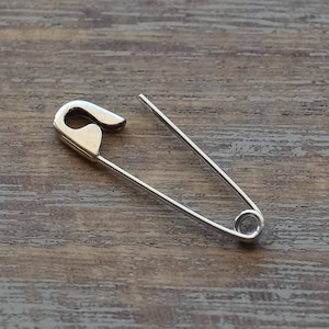Witgouden veiligheidsspeldbroche: statement sieraden 1&quot;