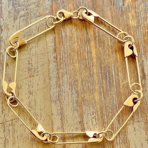 Zierliches Gold Sicherheitsnadel Bettelarmband: Edgy Punk Goth Schmuck Geschenk für Frauen