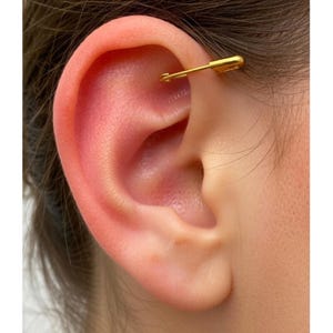Mini brinco de alfinete de segurança dourado: Joias punk ousadas (1,6 cm)