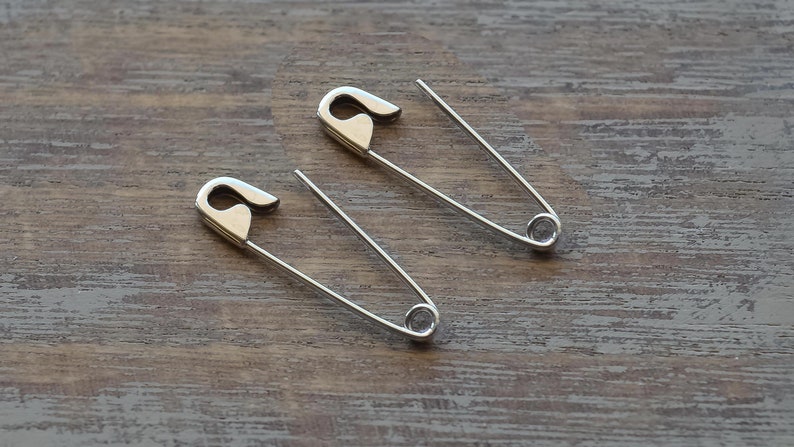 This is a pair of 1 Inch Sterling Silver Safety Pin Earrings  which is 2.5 cm long and the weight is 0.9 gr.
I hallmark all the items.Here is some details of the item:
Sterling Silver-Glossy finish-Hand made-Hallmarked.