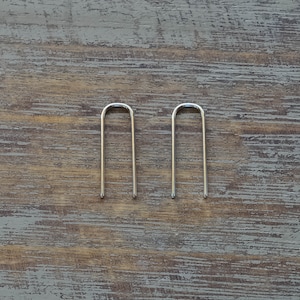 Créoles en arc de cercle en or blanc massif | Créoles minimalistes modernes | Bijoux de luxe délicats au quotidien | Cadeau pour elle 3/4 po.