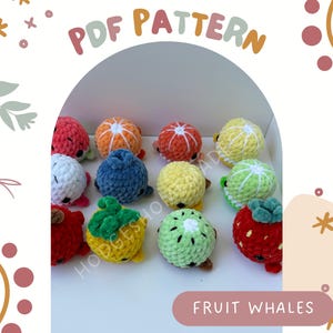 Puede incluir: Una colección de 12 peluches de ballena de fruta de crochet en varios colores, incluyendo rojo, naranja, amarillo, verde y azul. Los peluches están dispuestos sobre una superficie blanca y el texto "PDF PATTERN FRUIT WHALES" es visible en la parte inferior de la imagen.