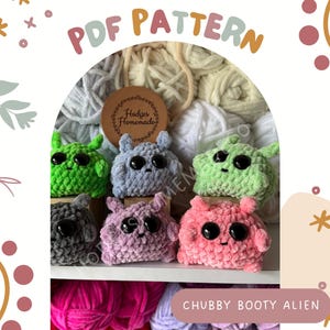 Könnte beinhalten: Ein PDF-Muster zum Häkeln eines dicken Alien-Amigurumi-Spielzeugs. Das Muster ist bei Hodges Homemade erhältlich. Das Bild zeigt sechs gehäkelte Aliens in verschiedenen Farben, darunter Grün, Blau, Grau, Rosa und Schwarz.