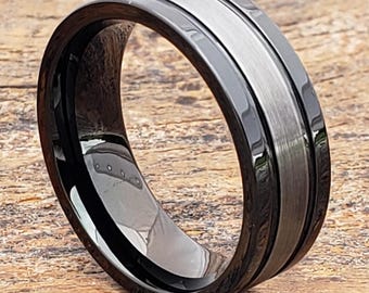 Fede nuziale in tungsteno nero, centro in argento spazzolato, vestibilità comoda