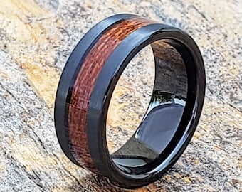 Anillo de cerámica negra mate para hombre, con incrustaciones de madera de barril de whisky y ajuste cómodo.