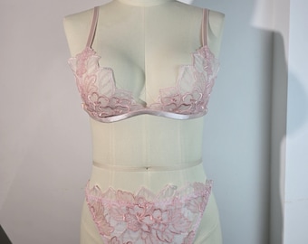 Conjunto de bralette y braguita de encaje a medida – Lencería transfemenina personalizada (rosa)