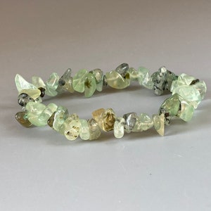 Tumbled Prehnit Chip mit Rutil Stretch Armband