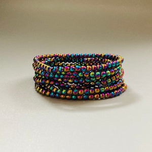 Braccialetto con piccole perle di ematite arcobaleno in titanio