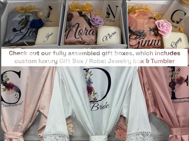 Peut inclure: Trois bo&icirc;tes cadeaux contenant des robes en satin. Les bo&icirc;tes sont blanches avec une bordure dor&eacute;e et les robes sont rose, blanche et bleu clair. Chaque robe pr&eacute;sente une grande lettre avec des motifs floraux et les mots "Bride" ou "Bridesmaid". Les bo&icirc;tes comprennent &eacute;galement un petit coffret &agrave; bijoux et un gobelet.