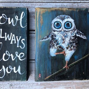 Puede incluir: Dos placas de madera con arte de b&uacute;hos. Una placa tiene el texto "Owl Always Love You" en escritura blanca sobre un fondo negro. La otra presenta una pintura de un b&uacute;ho con grandes ojos azules, posado en una rama.
