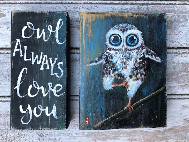 Puede incluir: Dos placas de madera con arte de b&uacute;hos. Una placa tiene el texto "Owl Always Love You" en escritura blanca sobre un fondo negro. La otra presenta una pintura de un b&uacute;ho con grandes ojos azules, posado en una rama.