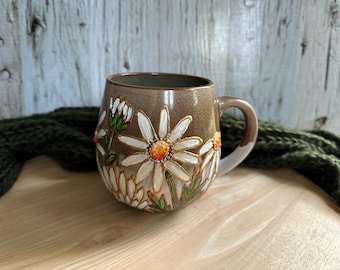 Handbemalte Daisy Kaffeetasse: 20 Unzen Floral Keramiktasse, April Geburtstagsgeschenk