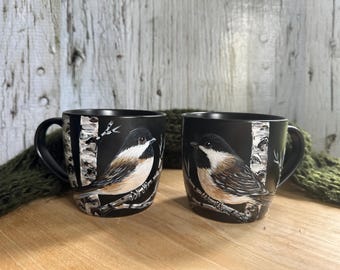 Handbeschilderde mokkenset met koolmeesje en 'Mr. Mrs.': koffiemok met vogelpaar, huwelijksgeschenk