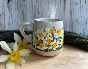 Mug jonquille peinte à la main : cadeau fleur de naissance en mars