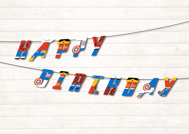 Puede incluir: Una pancarta colorida con las palabras "Happy Birthday" escritas en letras grandes. Cada letra est&aacute; decorada con logotipos y s&iacute;mbolos de superh&eacute;roes, incluidos Spiderman, Capit&aacute;n Am&eacute;rica, Wonder Woman y Thor.