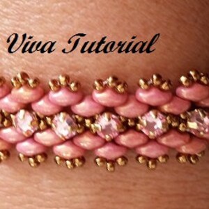 Puede incluir: Un brazalete de cuentas rosa y dorado con cristales transparentes. El brazalete est&aacute; en la mu&ntilde;eca de una persona. El texto "Viva Tutorial" es visible sobre el brazalete.