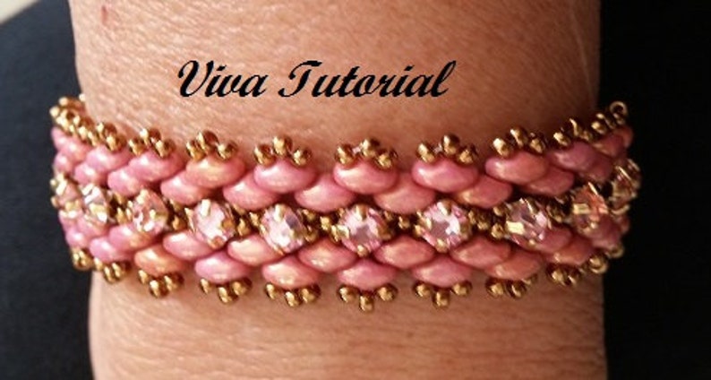 Puede incluir: Un brazalete de cuentas rosa y dorado con cristales transparentes. El brazalete est&aacute; en la mu&ntilde;eca de una persona. El texto "Viva Tutorial" es visible sobre el brazalete.