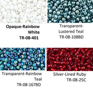 Puede incluir: Primer plano de cuatro tipos de cuentas. Arriba a la izquierda: Opaque-Rainbow White. Arriba a la derecha: Transparent-Lustered Teal. Abajo a la izquierda: Transparent-Rainbow Teal. Abajo a la derecha: Silver-Lined Ruby. Cada cuenta tiene un código único.